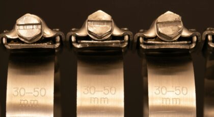 Detailed image of four metal clamps with 30-50 mm measurements.