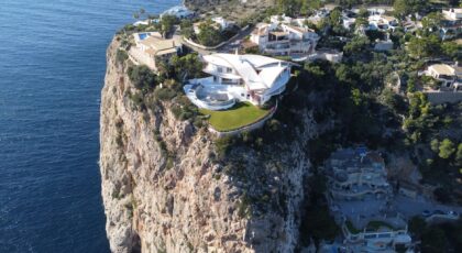 Aerial view of a luxurious clifftop villa in Port d’Andratx, Mallorca, Spain, offering breathtaking ocean views.
