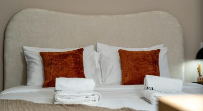 Luxurious hotel bedroom in Dubai featuring plush pillows and modern design.