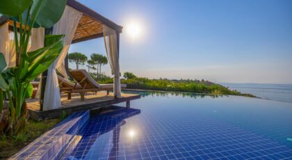 Relaxing poolside cabana overlooking the sea in Didim, Türkiye, perfect for a luxury getaway.